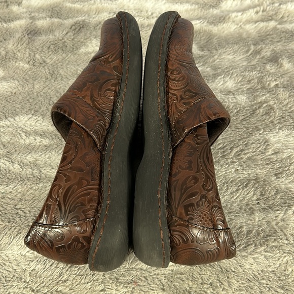 BOC Embossed Peggy Brown Vegan Leather Slip On clog sz 7.5 - Picture 5 of 10